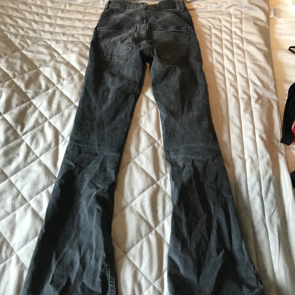 Gråa/mörkgråa jeans från Gina. Använd ca 3 gånger men inget som syns. Köpta för 500 och säljer för 300 + frakt (kan förhandla om pris). Storlek Xs.. Jeans & Byxor.