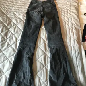 Gråa/mörkgråa jeans från Gina. Använd ca 3 gånger men inget som syns. Köpta för 500 och säljer för 300 + frakt (kan förhandla om pris). Storlek Xs.