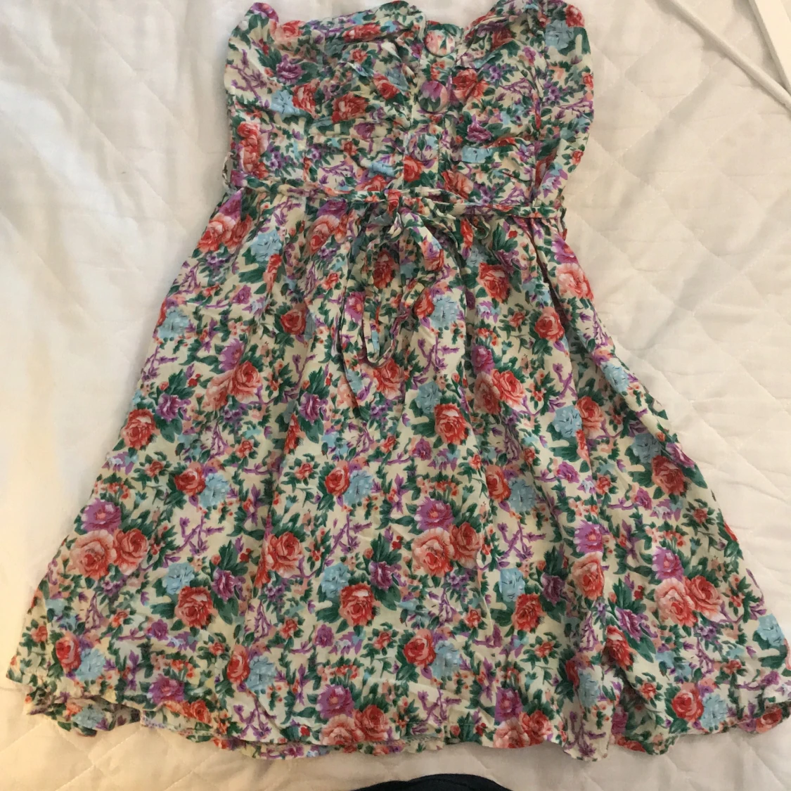 Blommig miniklänning 