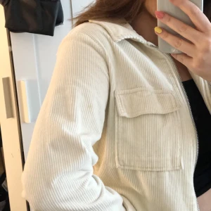 Manchesterjacka vit  - Säljer denna supersnygga jacka i Manchester som inte längre kommer till användning! 