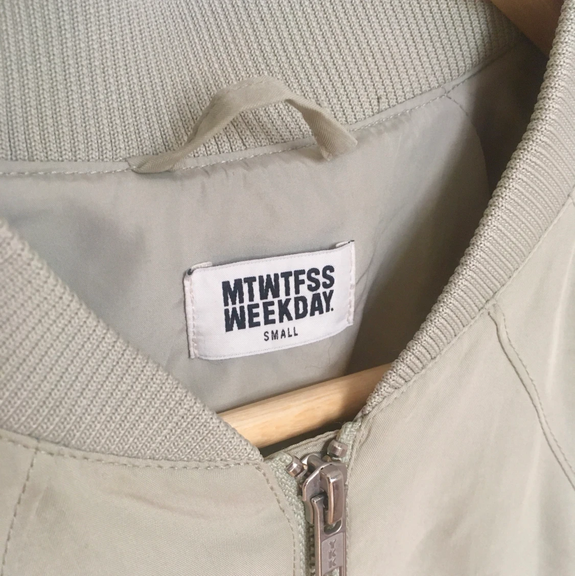 Ljus olivgrön tunn bomberjacka - 91