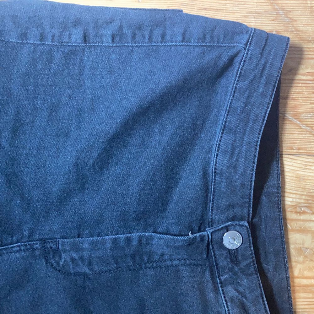 Riktiga snygg högmidjade svarta jeans utan hällor. Knappt använda (knappt 10 gånger) och säljs då de inte passar. Priset kan diskuteras och fler bilder kan skickas vid intresse. 🥰 (färgen är svart och inte som på sista bilden). Jeans & Byxor.