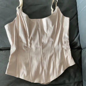 Korsett retro vintage goth - Supersnygg korsett storlek 40. Dragkedja i sidan. Ställbar i ryggen med ca 7 cm. Helt ny. Avtagbara axelband. Frakt 50kr. Först till kvarn, ingen budgivning. 