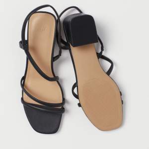 Säljer dessa sprillersnya snygga svarta sandaletter med  smala remmar och blockklack från H&M                  Klackhöjd är 5 cm 👠  (ord. pris 199)                            Köpare står för frakt 📦 