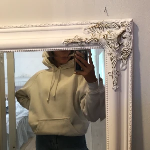 Vit Hoddie från Bikbok  - Populär vit hoddie  från Bikbok! Super fin men använd, inga synliga fläckar! Storlek: S, 60 + frakt, kan mötas upp i Stockholm. 🥰 