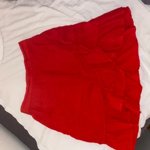 Kjol  - Säljer denna fina kjol från Cubus i storlek 36. Den är helt ny så har aldrig kommit till användning 