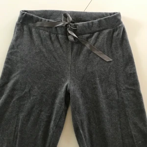 Grå mysiga mjukisbyxor velour - Härliga mysbyxor i grå velour med sidenband i midjan. Rak modell. Storlek S Lindex. Pris 100 kr. Porto tillkommer. 
