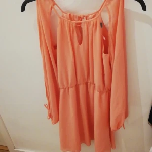 En klänning  - En rosa beige klänning Från Lipsy Storlek s inte använd mycket och i nyskick 