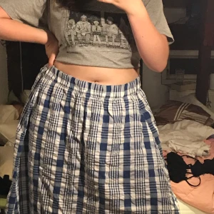 Rutig monki kjol - Rutig kjol från monki💕.                                                 Frakt tillkommer på 45kr!!