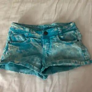 Superfina jeansshorts från fishbone. Passar tyvärr inte mig men kontakta mig vid frågor:)