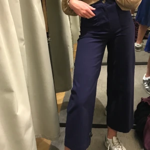 Byxor från & other stories   - Snygga lila/blå croppade byxor från & other stories. Högmidjade och me fickor där fram som gör de söta. Köptes för 700kr. Frakt tillkommer 