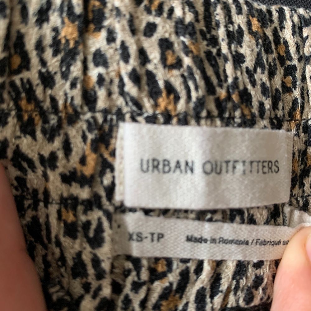 Byxor ifrån Urban outfitters! 60kr köpare står för frakt på ca 100kr inklusive frakt 🪐🪐. Jeans & Byxor.