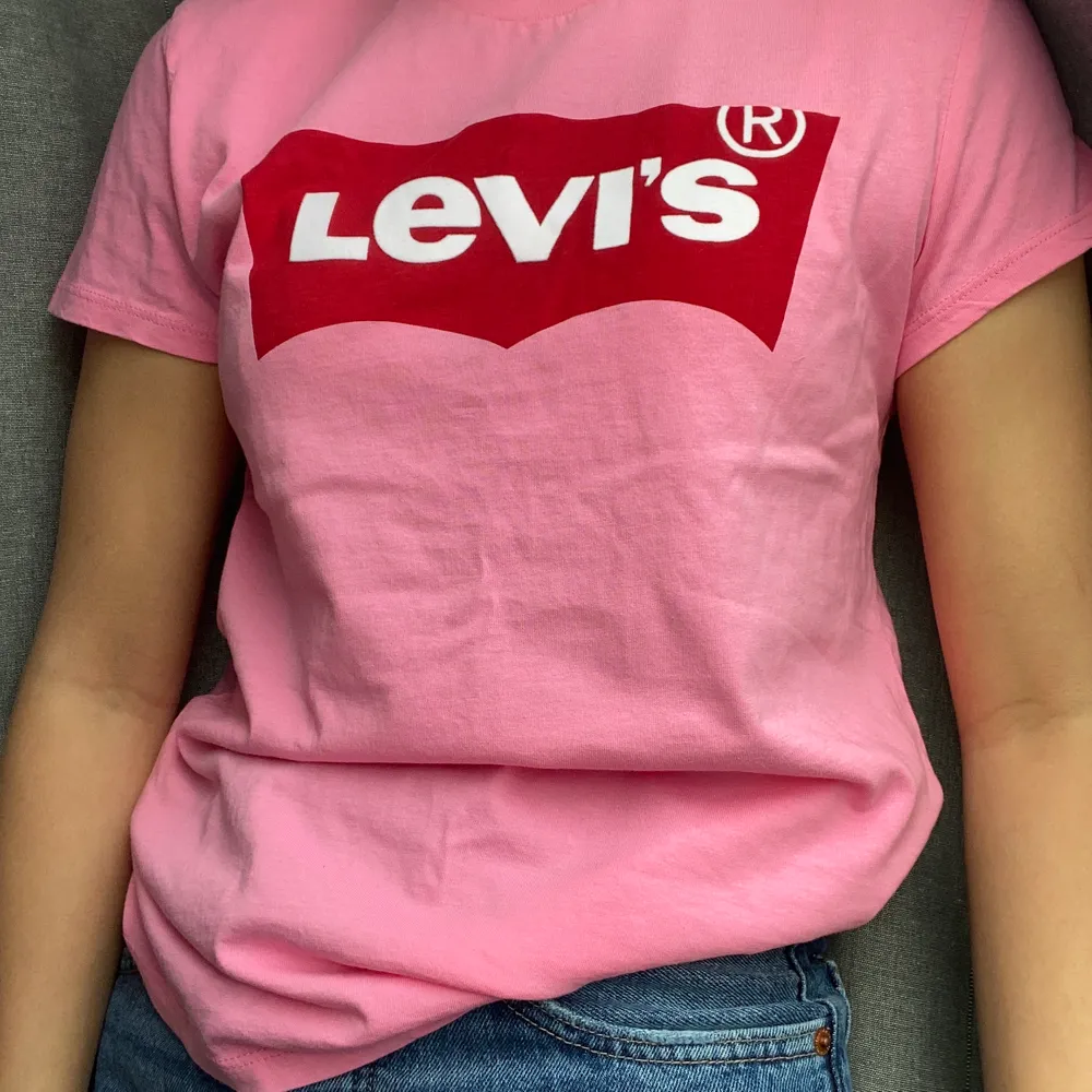 Den första är en oversized vit T-shirt från boohoo stl 34, aldrig använd. Den andra än en rosa Levis T-shirt med rött tryck stl S, aldrig använd och lappen är kvar. Den sista är en neon rosa ACDC tshirt från pull&bear stl XS, använd fåtal gånger💖. T-shirts.