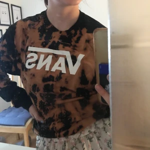 Långärmad Vans tröja blekt med klorin - Lägger ut igen pga oseriösa köpare! En äkta vanströja som är blekt med klorin, fett cool men rensar min garderob och då fick denna säljas, strl M men sitter snyggt owesised på mig som är s, passar mellan xs-l skulle jag säga beroende på hur den ska sitta💘