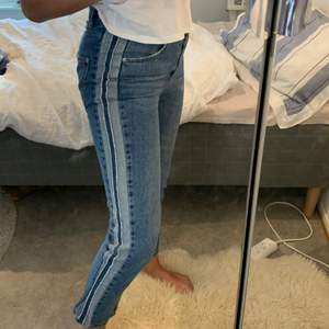 Ett par Jeans ifrån mango med riktigt unika jeansränder på sidan. Tycärr har en flärp för skärpet lostnat, som syns på andra bilden. Men i övrigt är dem i väldigt bra skick!! Köparen står för frakt!🚚