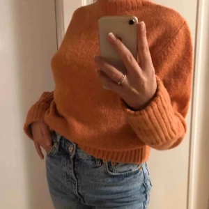 Orange stickad tröja - EXTREMT fin och skön stickad orange tröja. Toppenskick! Från Åhléns WERA. 