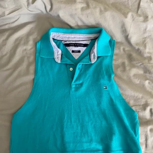 Tommy hilfiger cropped väst - En cropped top från Tommy hilfiger som kan användas som väst eller vanlig tröja. Köpt i USA