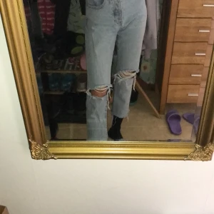 Korta jeans straight fit - Superfina jeans från mango men är tyvärr för stora för mig❤️ Ofta slutsålda så buda högre i kommenterna 