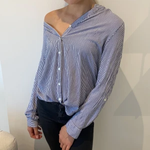 Skjorta ifrån primark - En randig blå vit skjorta ifrån primark. Aldrig använd men väldigt fin och bra kvalite. Frakt 37kr🤍💙