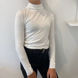 Tröja ifrån mango - En halterneck ifrån mango. Använd 1gång, så väldigt bra skick. Frakt 59kr🤍