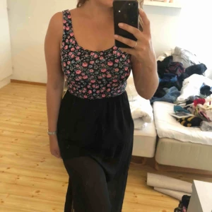 - Klänning från HM som är använd 1 gång så den är i bra skick. Passar 36 också.Frakt tillkommer!