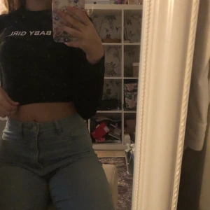 Tröja med tryck - Super snygg tröja med tryck, i bra skick pga har inte använt den alls sen jag fick hem denna!