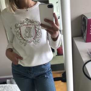 Stickad bondelid tröja  - Vit stickad bondelid tröja som tyvärr inte kommer till användning längre. Storlek XS men passar på mig som brukar ha S!                             Frakt: 66kr 