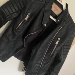 Skinnjacka - Populär skinnjacka från chiquelle. Storlek 36/S.