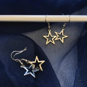 Handgjorda smycken, silvriga stjärnor - Nu har jag gjort ännu två par av dessa örhängen! De andra såldes fort, så passa på;—) Handgjorda örhängen. Går att få med clips. OBS ENDAST ETT PAR KVAR, 40kr/par, fri frakt. Önskas spårbar frakt tillkommer 30kr. Jag ansvarar inte för postens slarv.