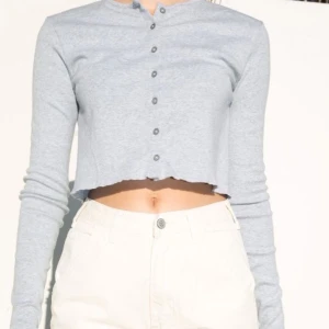 grå brandy kofta - jätte söt kofta ifrån brandy melville. Den är perfekt till både sommaren och hösten. Jätte fint skick och aldrig använd. Original priset var på ca 230kr. 