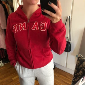 Gant hoodie - Röd gant hoodie!! Jättefin o cool. Används inte längre.  Det är en barn XXL vilket motsvarar en xs/s i vuxen