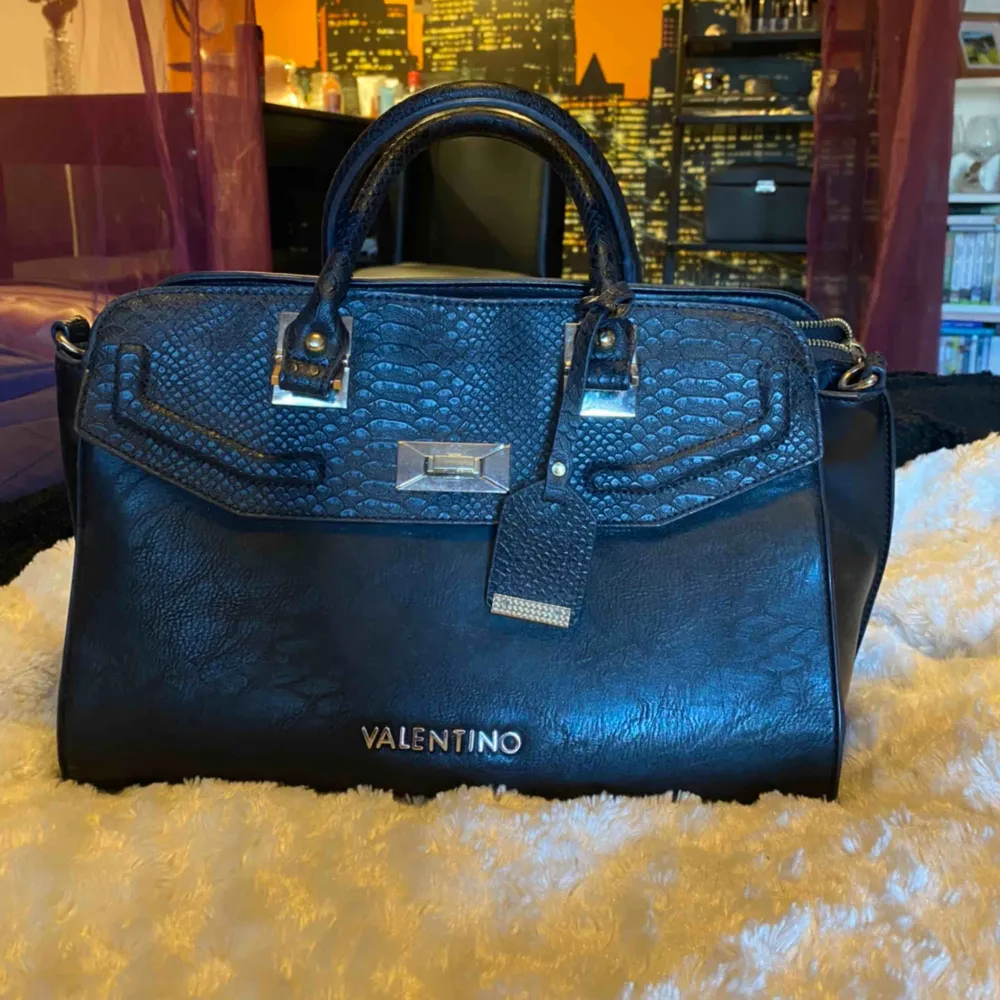 Säljer min underbara väska från Valentino By Mario Valentino, köpt på Zalando. Använd ytterst lite så i jättefint skick! Medföljer även ett längre band samt Dust Bag. Möts gärna i Stockholm eller fraktar mot betalning. 🌸. Väskor.