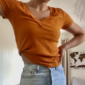 Ribbad tshirt - Storlek S men funkar även för M!  Helt oanvänd från Zara. Frakt: 22kr Se min bio för köpvillkor! ☺️ Ifall flera är intresserade blir det budgivning, skriv ditt bud i kommentarerna!