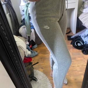 Nike sweatpants - Aldrig använda! Väldigt liten medium!