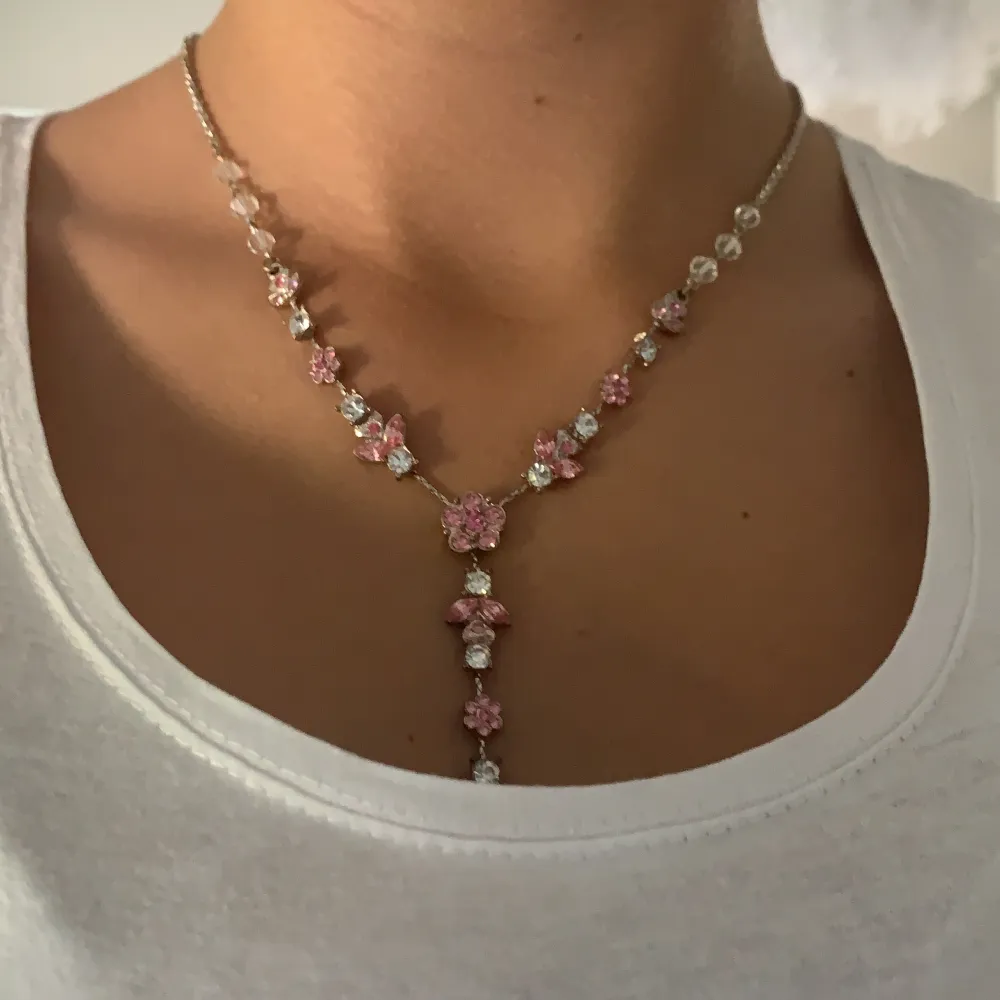 Jättesött ”rosa” halsband, skiftar mellan silver och rosa, säljer för 20kr +frakt💕💕. Accessoarer.
