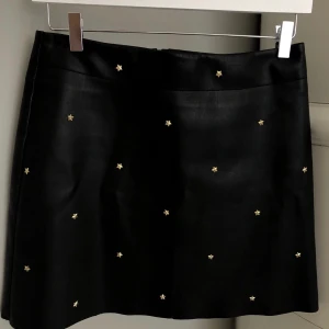 LÄDERKJOL MED ⭐️  - Så cool kjol i läder imitation från MONKI 💫 Perfekt fest kjol ⭐️