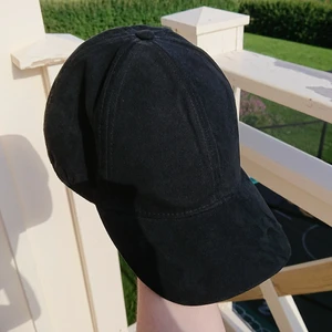Keps  - Vanlig svart keps i sammetsmaterial. Säljer för 40 kr, knappt använd så i bra skick. Köpare står för frakt ❤️ 