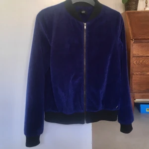 Pälsig bomberjacka  - Mörkblå ”päls”-jacka köpt på JC 💙💙💙 Så cool och bjuder in till komplimanger. Originalpris var 900 men köptes på rea. I fint skick! Hämtas i Stockholm för 160kr eller fraktas för 230 😇