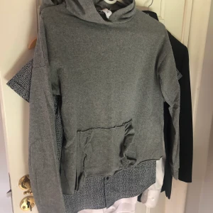 Hoodie - Tunnare hoodie från Nelly i strl XS, inte mycket använd