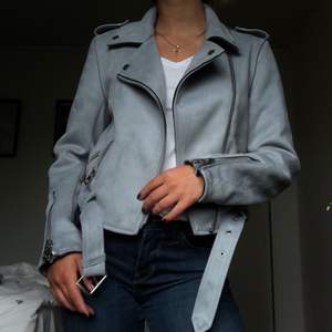 Väldigt fin Zara jacka i blå suede. Knappt använd då den inte är i min stil. Strl M men passar även mindre sorlekar då den är fin som oversize✨