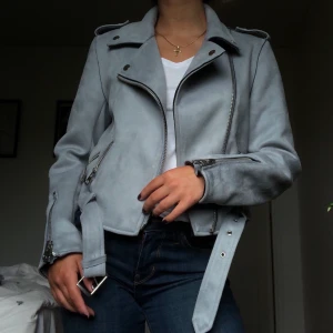 Zara jacka, strl M - Väldigt fin Zara jacka i blå suede. Knappt använd då den inte är i min stil. Strl M men passar även mindre sorlekar då den är fin som oversize✨