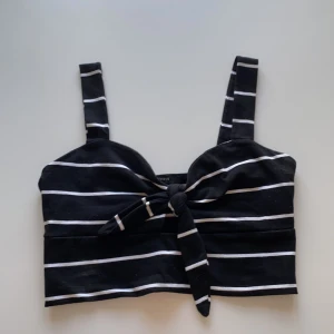 Randig topp  - En randig topp från forever 21 som inte används. Storlek M men passar på som både S och M