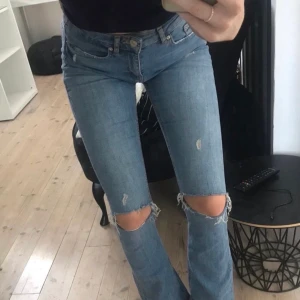 Bootcut jeans Zara - Snygga bootcut jeans från zara som tyvärr blivit för korta för mig. :/ Bra skick! Köparen står för frakt🥰