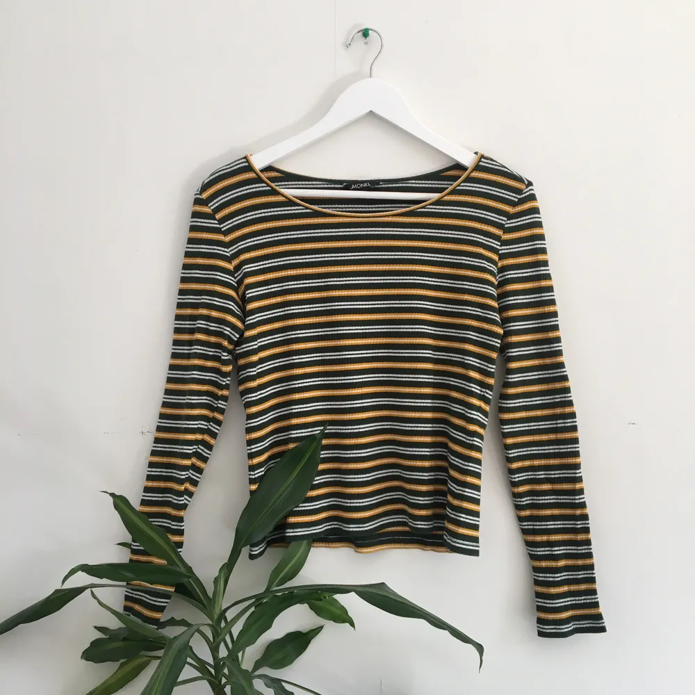Striped ribbed Monki too with long sleeves. The stripes are green, yellow and white. It has a tight fit but it is very stretchy, so it can also fit larger sizes !  . Toppar.