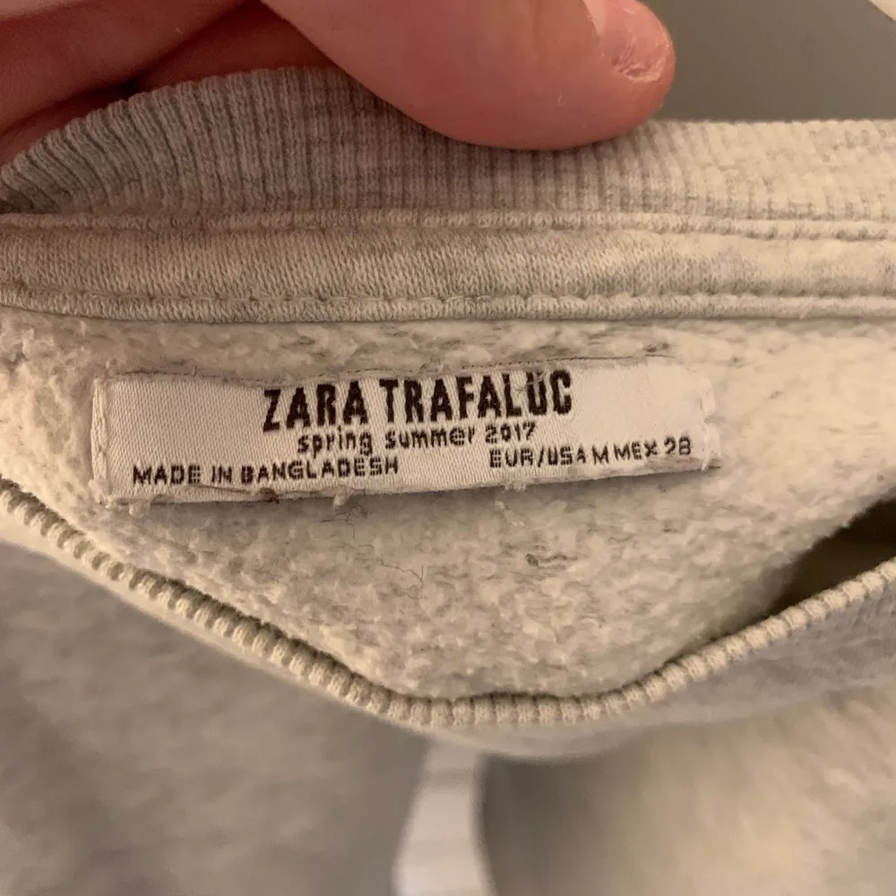 En tröja från Zara i storlek M! Väldigt skönt och passar till det mesta!. Tröjor & Koftor.