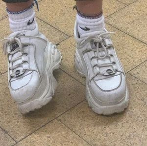 Buffalo - Buffalo Classic Low i 38. Tvättas innan jag postar! Köpte för ungefär 1 år sedan ❣️ fraktar/ möts upp i Stockholm