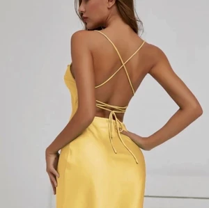 Shein Klänning strl. S - En klänning som jag köpte på shein, skulle på fest och använde denna, har också använt några gånger efter det. Nu var det dock ett tag sen jag använde den och jag har bestämt mig för att sälja den. Säljer den för 150kr inkl frakt, pris går att diskuteras💖