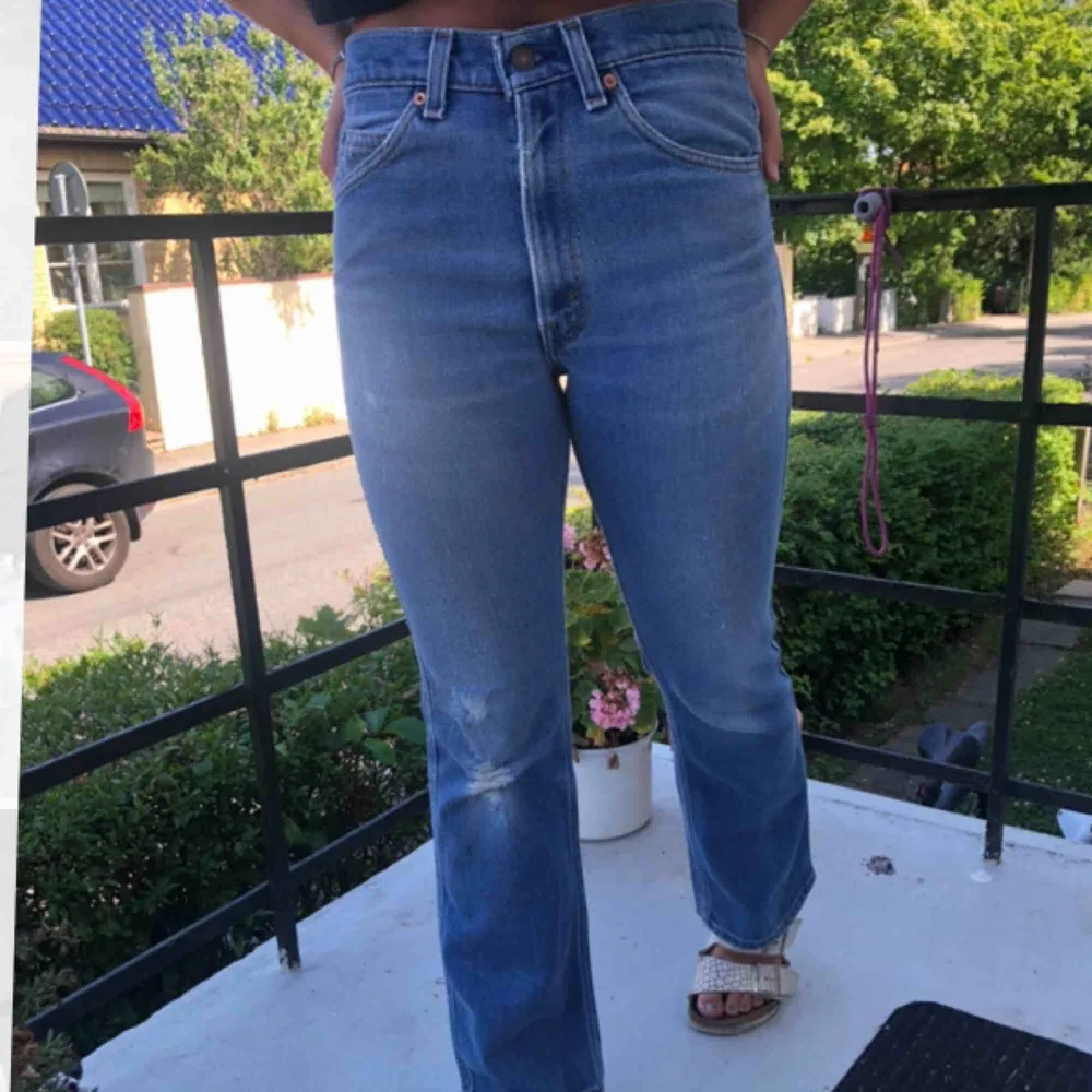 Ett par superfina Levis jeans i storlek 31/30 säljer pga för korta och lite stora i midjan! Passar perfekt för dom som är runt 162 cm lång💘😍 . Jeans & Byxor.