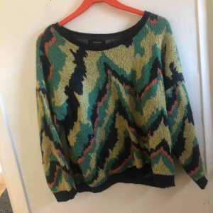  - Superfin stickad tröja i ett fin mönster,strl S skulle jag gissa men den är lite oversize så passar M och ev L också👍🏼 säljer billigt