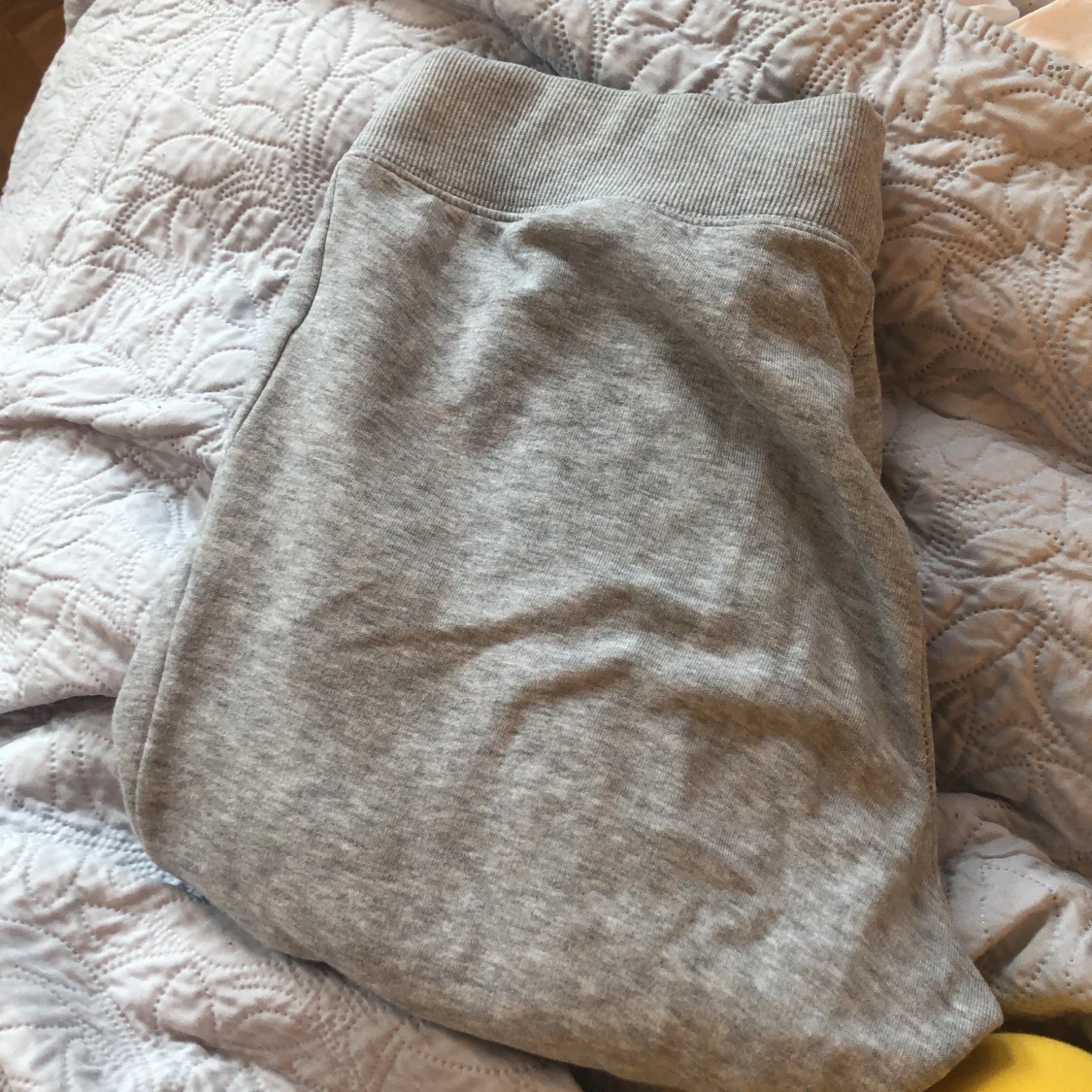Gråa mjukisbyxor - 90